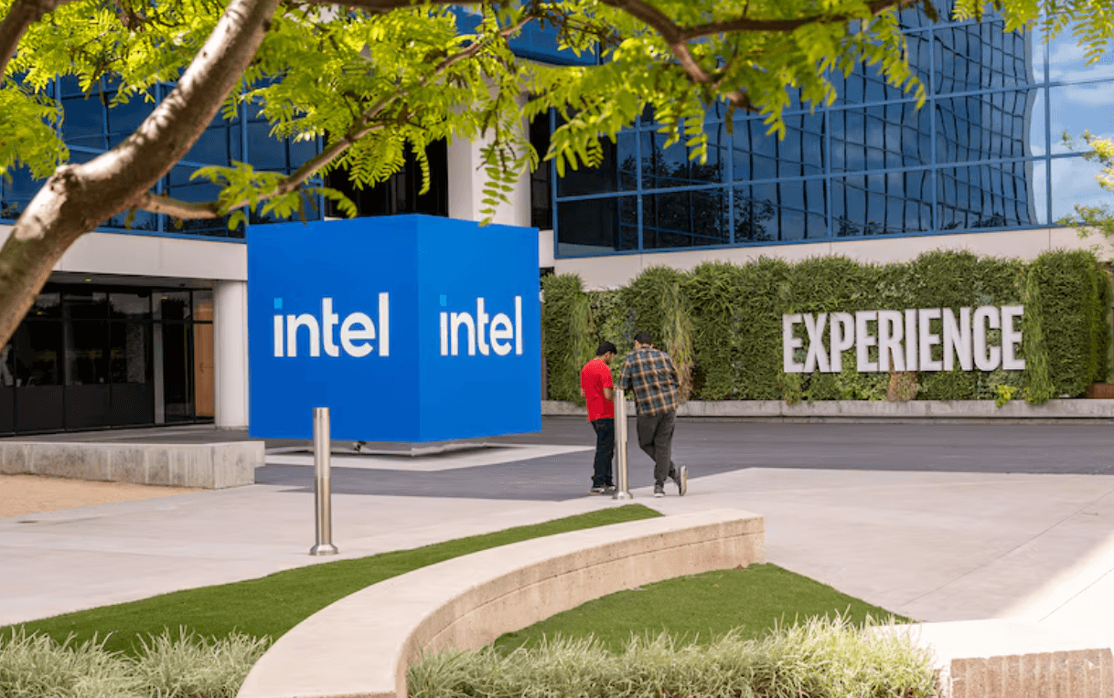 Акции Intel выросли более чем на 170% в 2026 году: что на самом деле потребовалось для разворота AI-литейного бизнеса